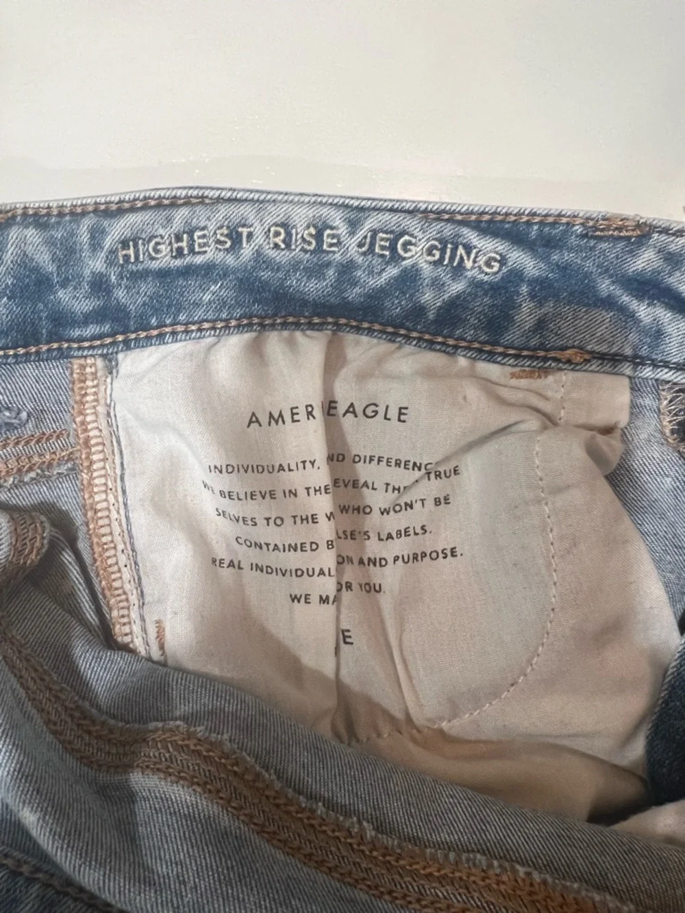 American Eagle Light Wash Distressed Women’s Jeans - Picture 6 of 6